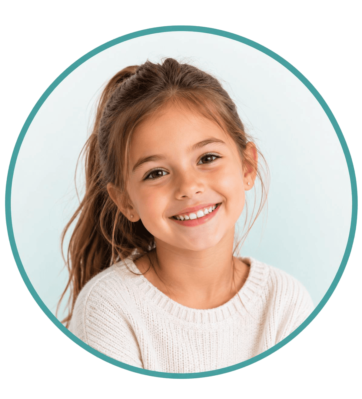 Jeune fille souriante illustrant l’orthodontie pour enfants chez Beyond Smile à Savièse