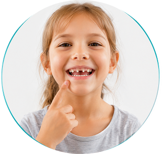 Enfant souriante montrant l’espace laissé par une dent de lait